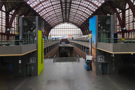 Vista moderna del interior de la Estaci&oacute;n Central de Amberes, B&eacute;lgica, con su techo de vidrio y niveles.
