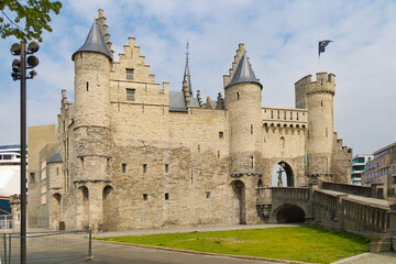 El Castillo Steen en Amberes, Bélgica, con su imponente arquitectura medieval y torres de piedra.