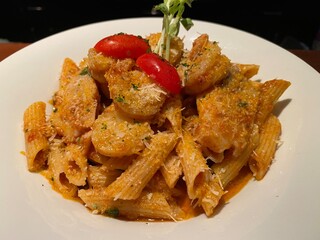 Rigatoni with bell pepper sauce and parmesan cheese