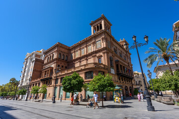 Obraz premium Seville, Spain - August 01, 2024: Walking the streets of the old town of Seville, Spain.