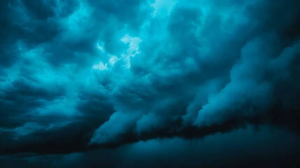 Obraz premium Dramatic dark and cloudy sky with intense texture for atmospheric backgrounds