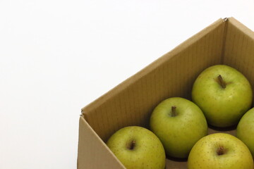 段ボールに梱包された青りんご