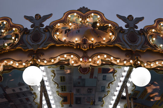 Caroussel la nuit dans la rue &agrave; Paris en France