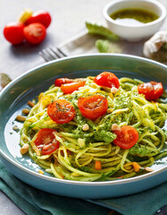 Fideos de calabacín (zoodles) con pesto de aguacate
