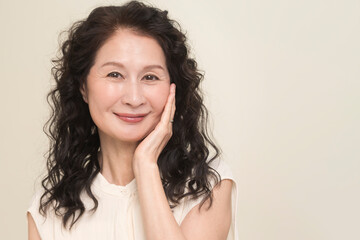 シニア世代のアジア人女性のビューティーイメージ。