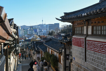Obraz premium People walking at the Bukchon Hanok village on Seoul in South Korea