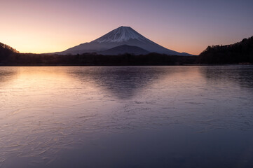 精進湖から望む朝焼けの富士山