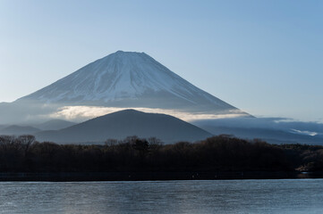 Fototapeta premium 精進湖から望む朝焼けの富士山