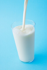 グラスに注いだ新鮮な牛乳　Pouring fresh milk into a glass