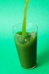 グラスに注いだ青汁　Aojiru (green juice) poured into a glass