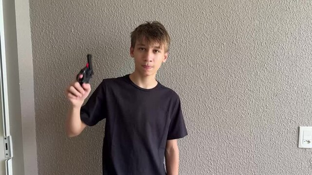 garoto dando tiros com arma 