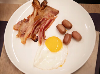 Delicious breakfast spread with crispy bacon and sunny side up egg