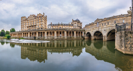 Obraz premium Morning scenery of Pulteney weir at River Avon in city of Bath, Somerset. England