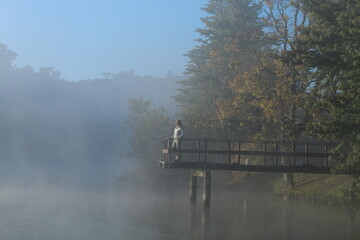 amanhecer com neblina em manh&atilde; de outono no lago s&atilde;o bernarndo, s&atilde;o francisco de paula, rio grande do sul 