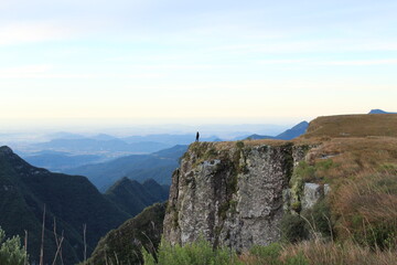 homem no cânion do Monte Negro em São José dos Ausentes, Rio Grande do Sul 