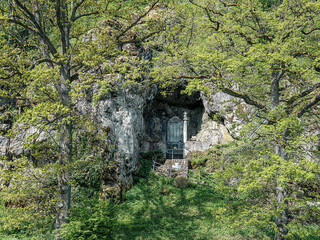 Am Kriegerdenkmal Velden