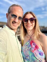 Jeune couple dont la femme en robe colorée à Venise