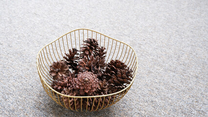 Dried pine flowers collected in a container are usually used as decoration or photo props.