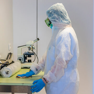 Salle de laboratoire avec personne en combinaison de protection