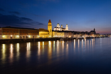 Passau am Donauufer zur blauen Stunde