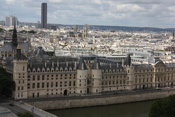 Obraz premium Quais et tours de la conciergerie à Paris. France
