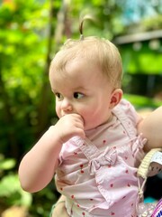 Bébé blonde sur fond  de parc naturel en Malaisie