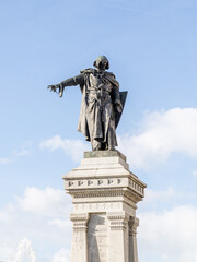 Obraz premium Leon, Spain - November 02, 2024: Square with the sculpture of the medieval hero called Guzman the Good in Leon, Spain