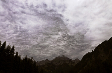 Unheimliche Gewitterwolken über einem Berg in Österreich
