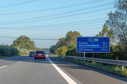 Entfernungstafel auf Autobahn A10, E55, in Potsdam vor der Autobankreuz Oranienburg in Richtung Hamburg
