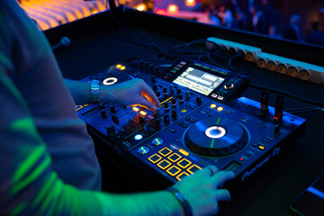 DJ amenizando la fiesta