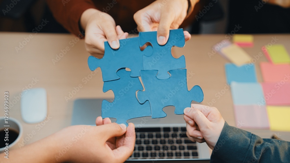 Aufkleber hands gather puzzle pieces in a collaboration scene, emphasizing teamwork and problem-solving dynami