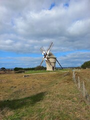 Fototapeta premium Moulin petit pied breton sans un champ sous le soleil