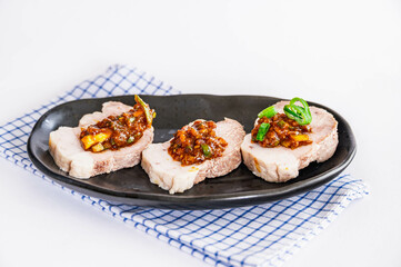 ねぎ味噌をのせた茹で豚