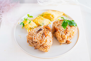 かしわのおにぎりと卵焼き