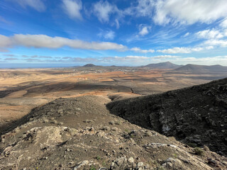 Vista panorámica de las montañas de Fuerteventura. Montaña de Tindaya, La Oliva. 