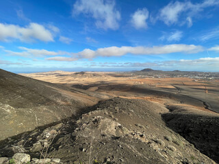 Vista panorámica de las montañas de Fuerteventura. Montaña de Tindaya, La Oliva. 
