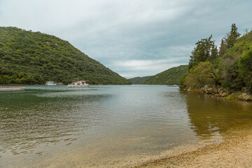 Obraz premium Schiffe auf dem Limski Fjord in Kroatien bei bedecktem Wetter