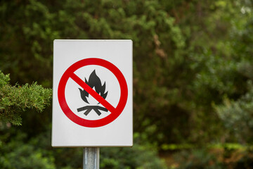 Ein Hinweisschild, Verbotsschild im Wald 