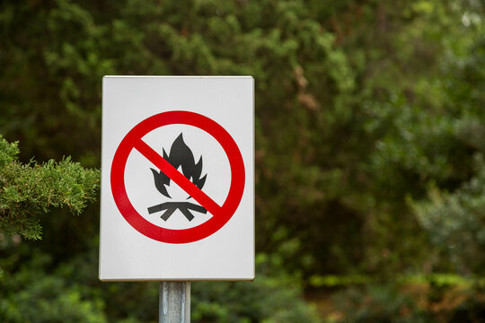 Ein Hinweisschild, Verbotsschild im Wald "Feuerstelle verboten", Waldbrandgefahr