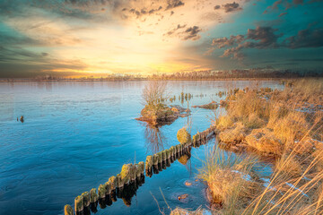 Sonnenuntergang in eisiger Moorlandschaft