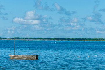 Barco na Trilha do Talha-mar no Parque Nacional da Lagoa do Peixe.