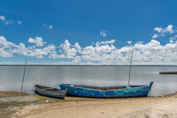 Barco na Barra da Lagoa do Peixe.