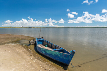 Barco na Barra da Lagoa do Peixe.