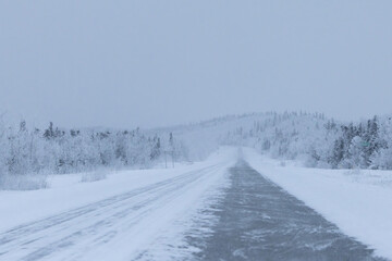 Obraz premium Richardson Highway during snow storm in Alaska