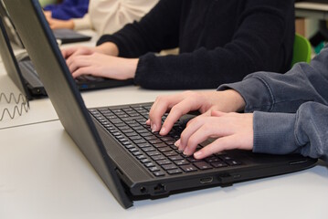 Sch&uuml;lerinnen arbeiten mit dem Laptop - Nahaufnahme