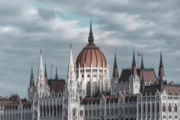 Obraz premium Hungarian parliament building standing tall in budapest on a cloudy day