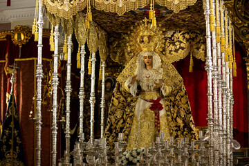 Imagen de una virgen preparada para la procesión