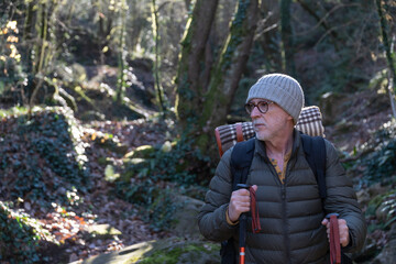 Obraz premium Hiking along the trail on an autumn day