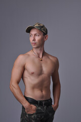 homem forte muscular 