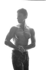 homem com corpo muscular forte 